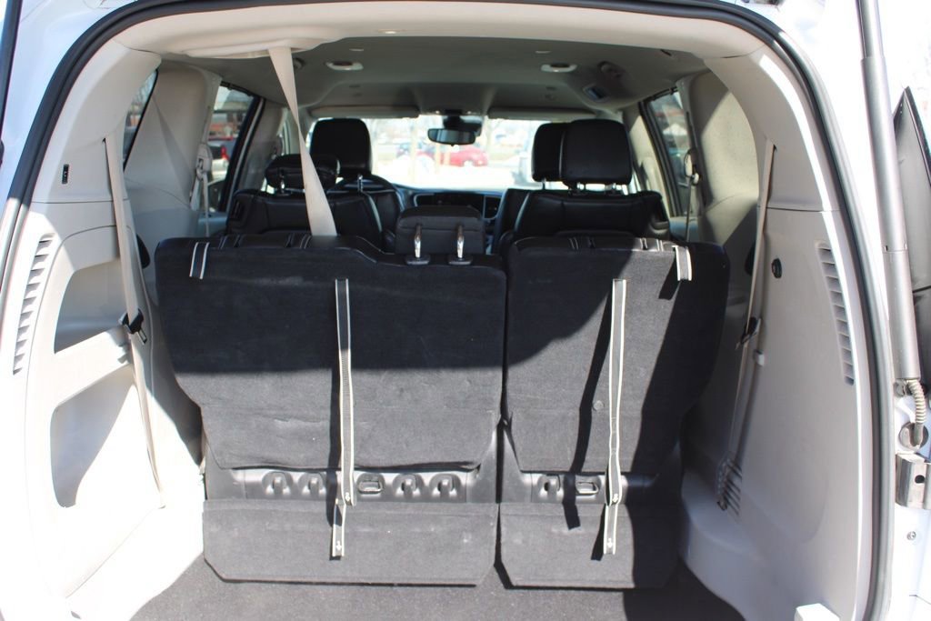 Used 2023 Chrysler Pacifica Touring-L image 10