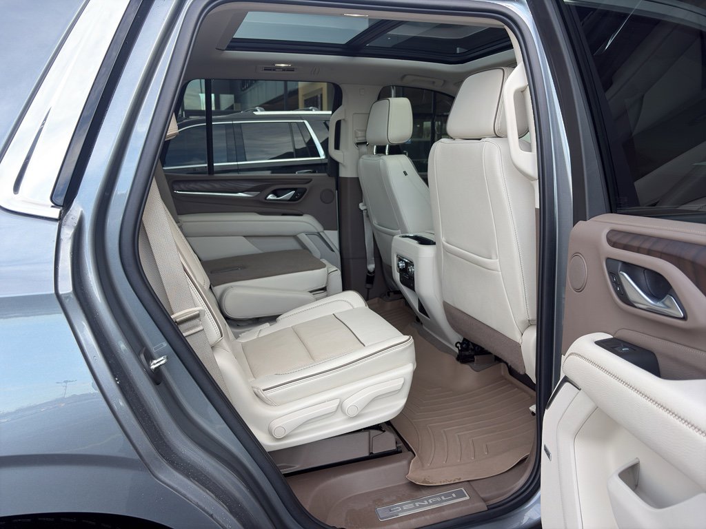 Used 2022 GMC Yukon Denali w/ Denali Premium Package image 18