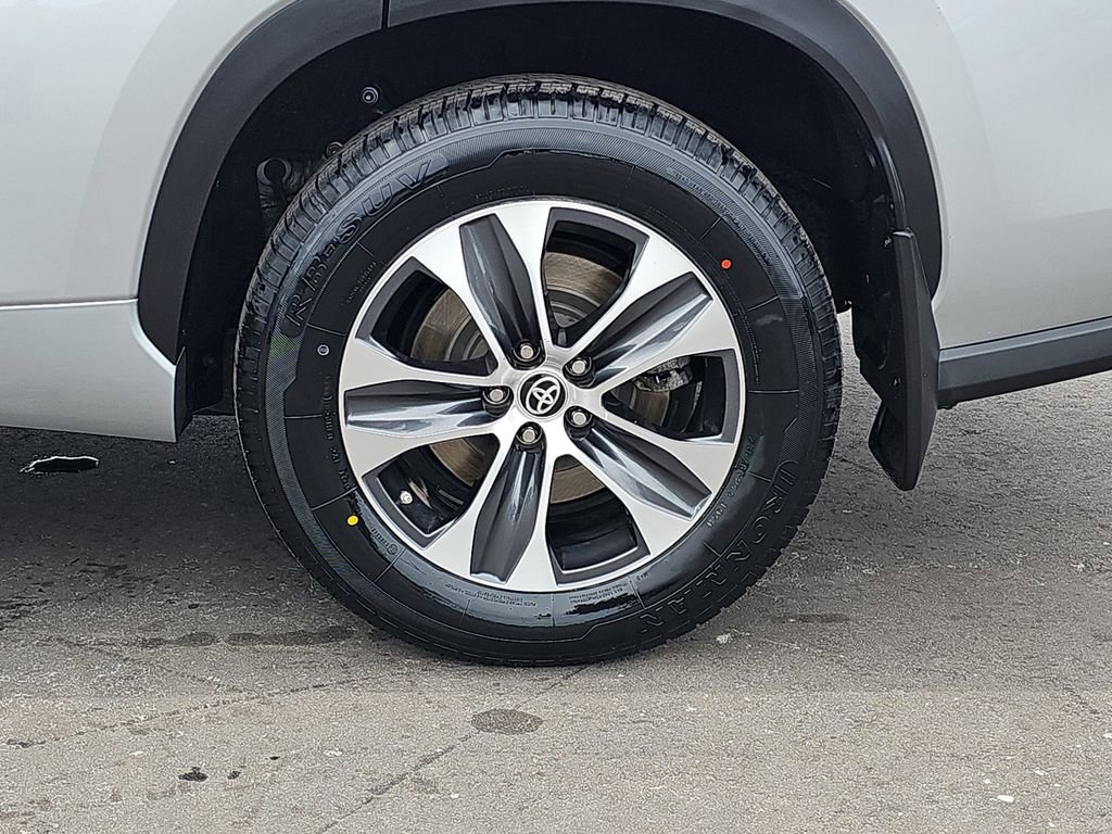 Used 2023 Toyota Highlander XLE FWD image 39