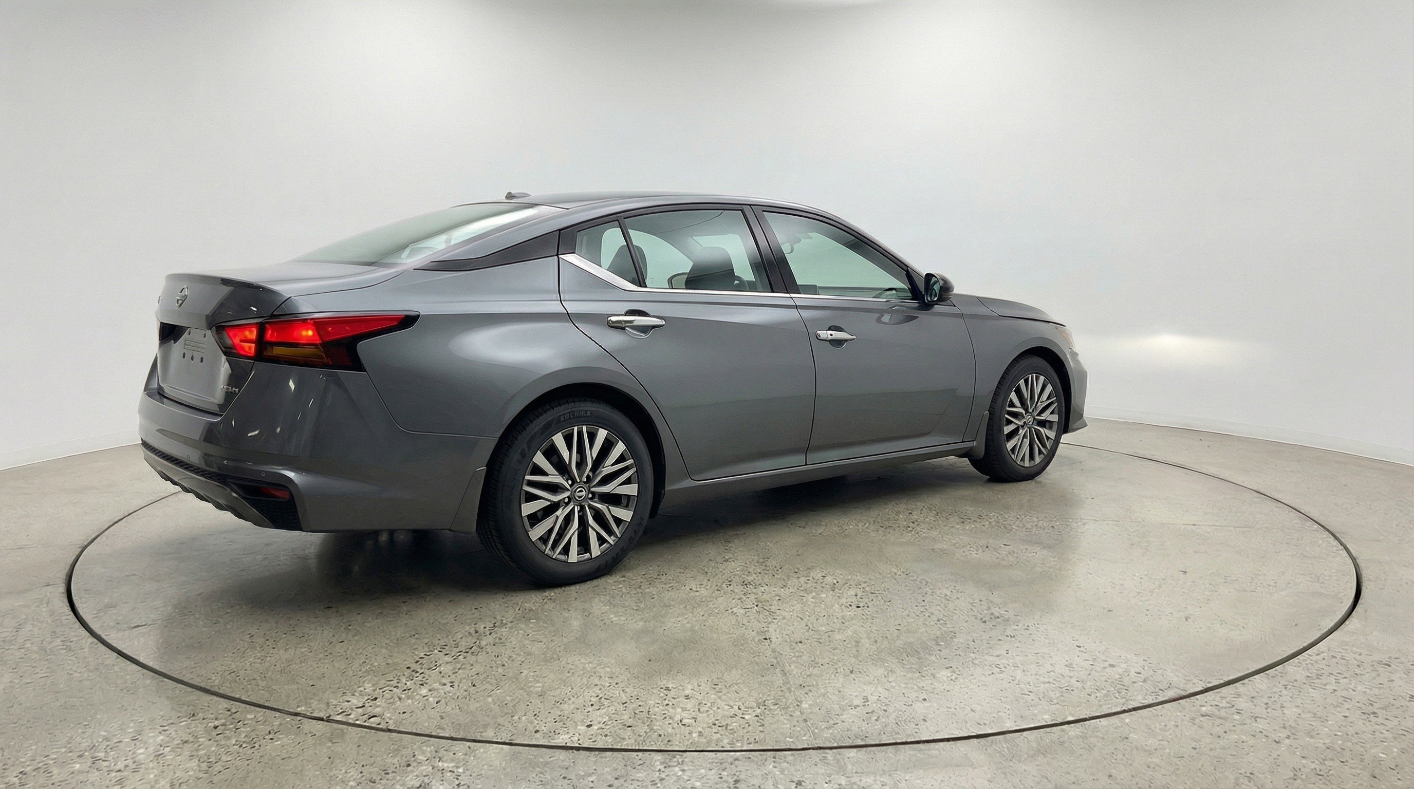 Used 2025 Nissan Altima 2.5 SV image 9