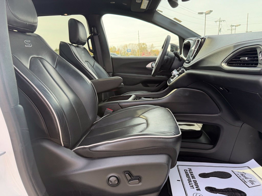 Used 2025 Chrysler Pacifica Limited FWD image 14