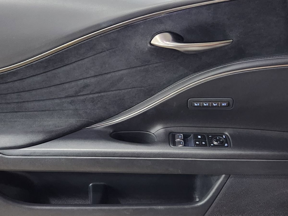 Used 2018 Lexus LC 500 Coupe w/ Sport Package image 41