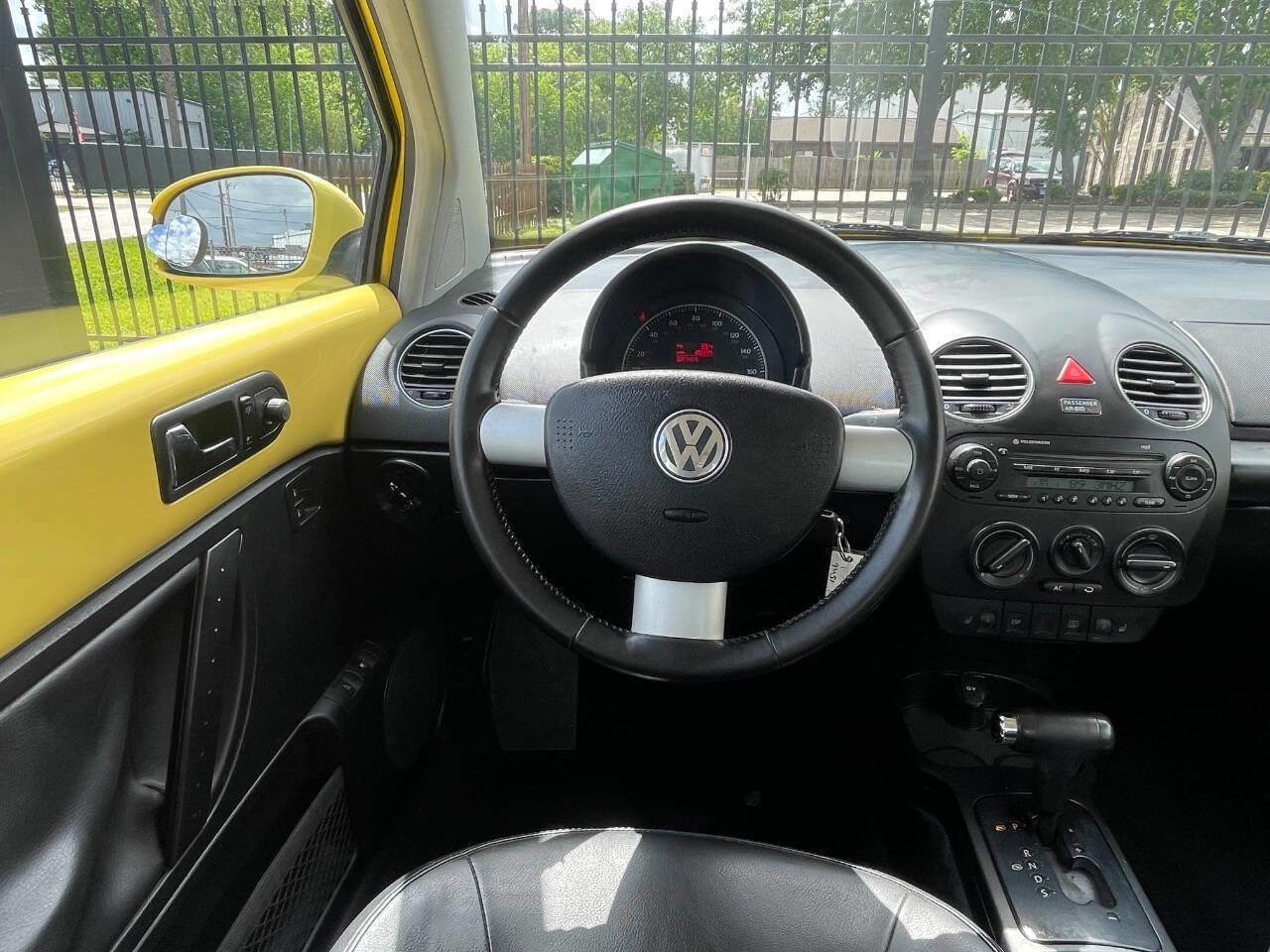 Used 2009 Volkswagen Beetle Coupe FWD image 23