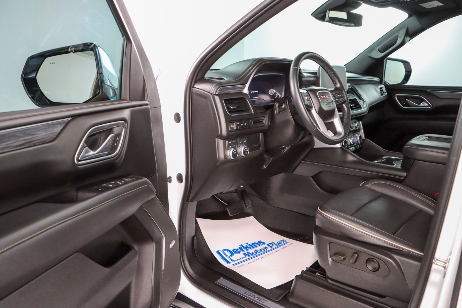 Used 2023 GMC Yukon SLT image 3