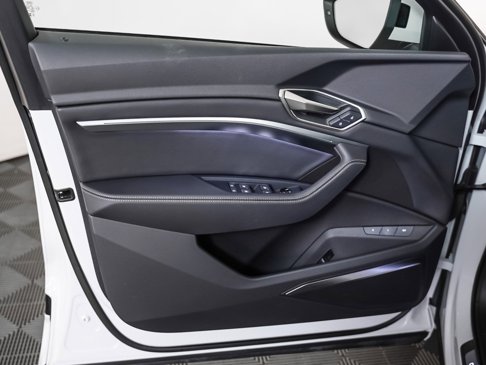 Used 2024 Audi Q8 e-tron Premium Plus w/ Premium Plus Package image 23