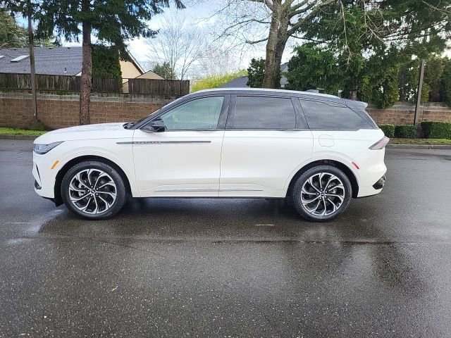 Used 2024 Lincoln Nautilus Reserve image 2