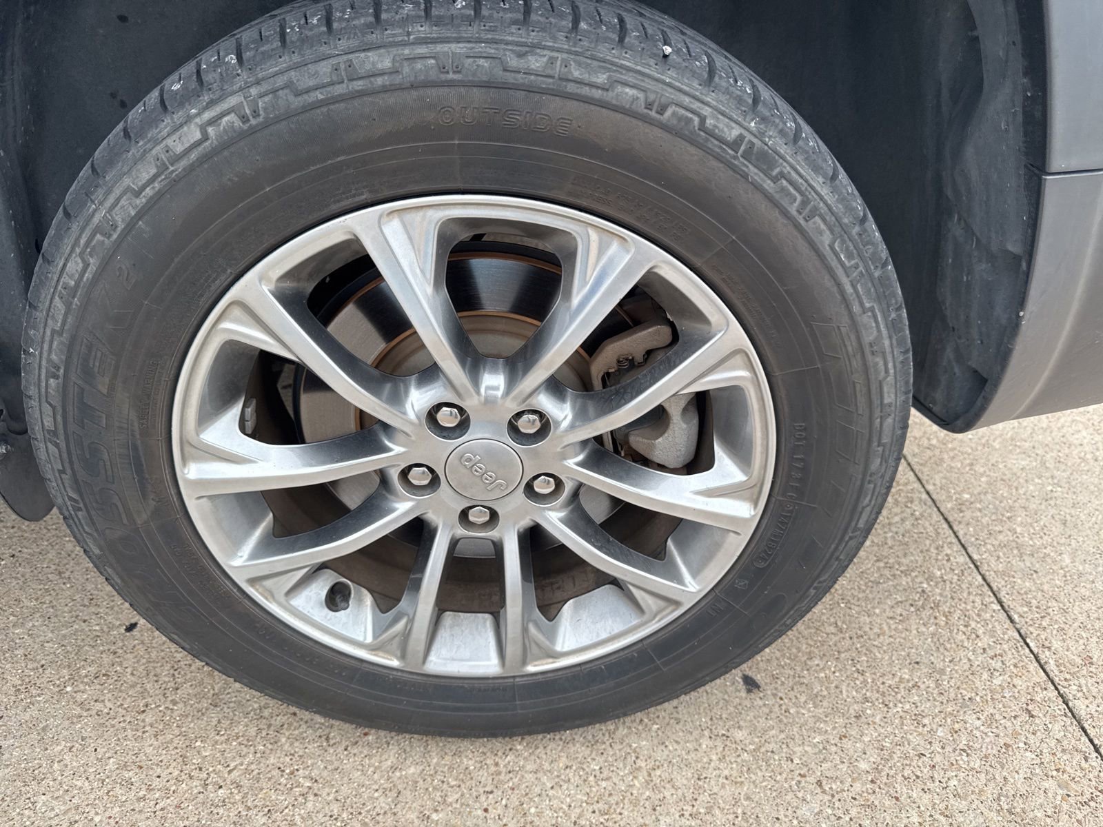 Used 2019 Jeep Cherokee Latitude Plus w/ Comfort/Convenience Group FWD image 4