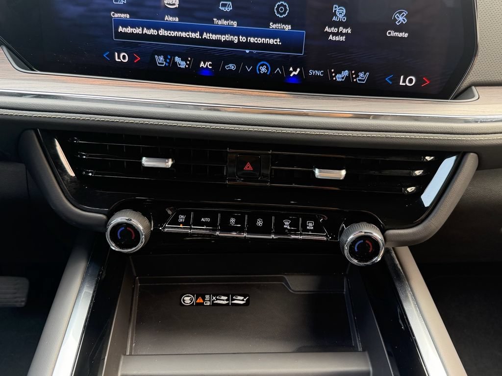 Used 2025 Chevrolet Suburban Premier AWD/4WD image 19