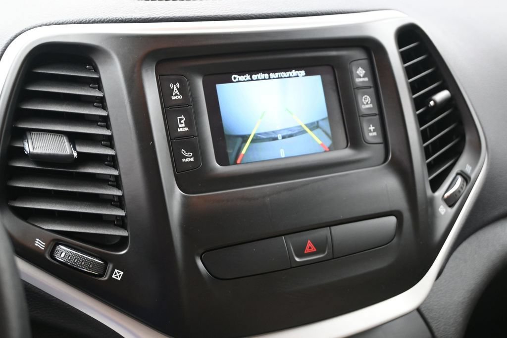 Used 2018 Jeep Cherokee Latitude w/ Cold Weather Group AWD/4WD image 20
