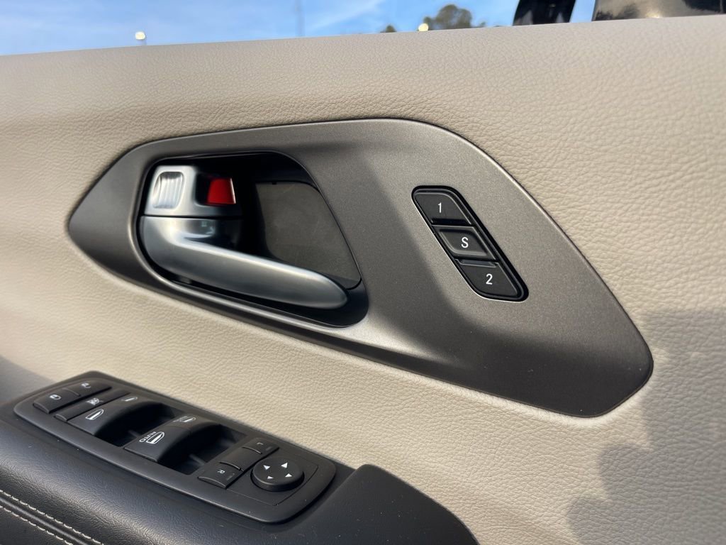 Used 2024 Chrysler Pacifica Touring-L image 23