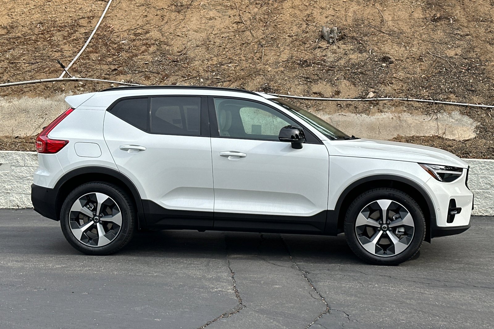 New 2026 Volvo XC40 B5 Plus AWD/4WD image 4