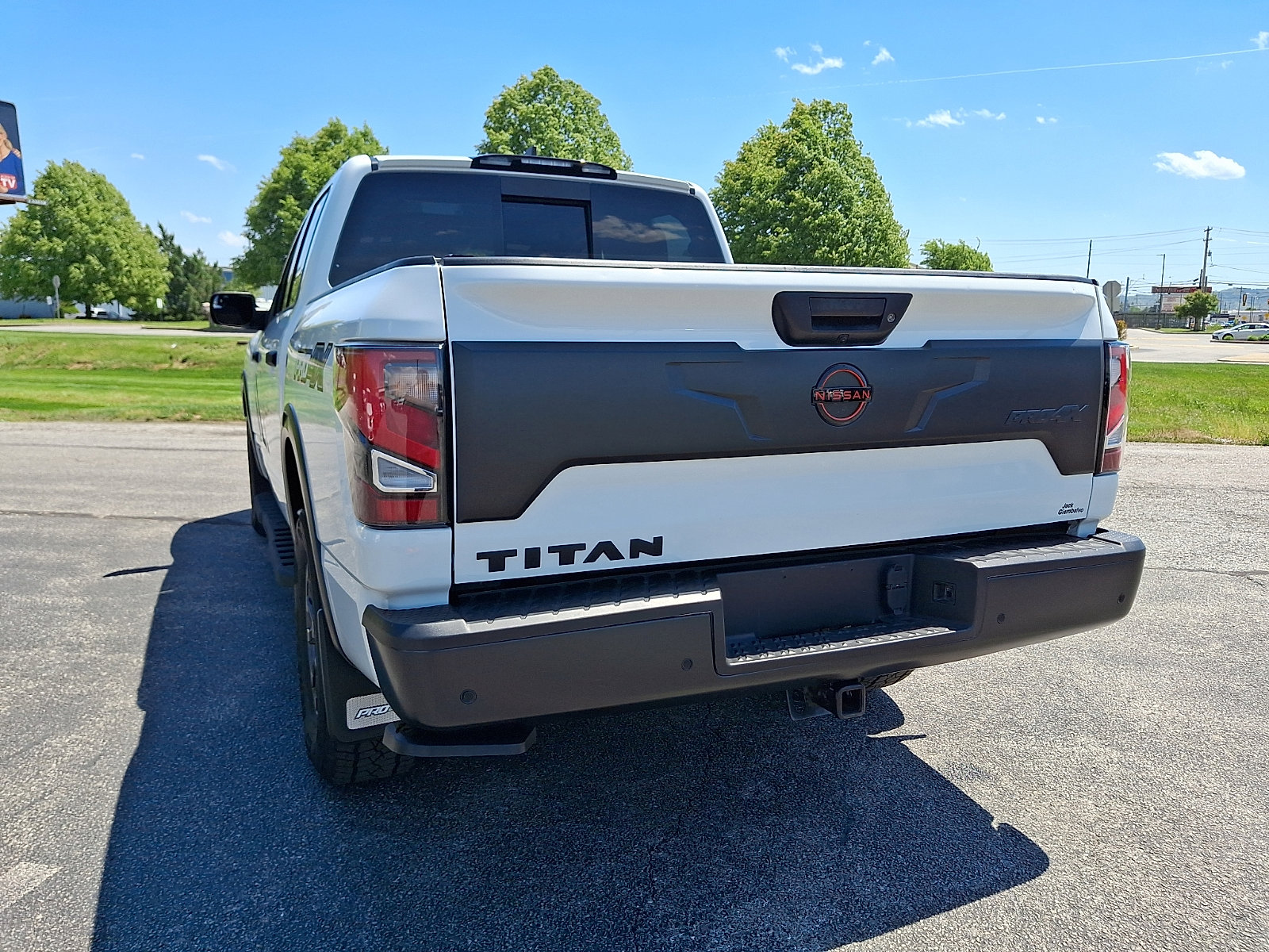 Used 2024 Nissan Titan PRO-4X w/ Pro-4x Convenience Package AWD/4WD image 9