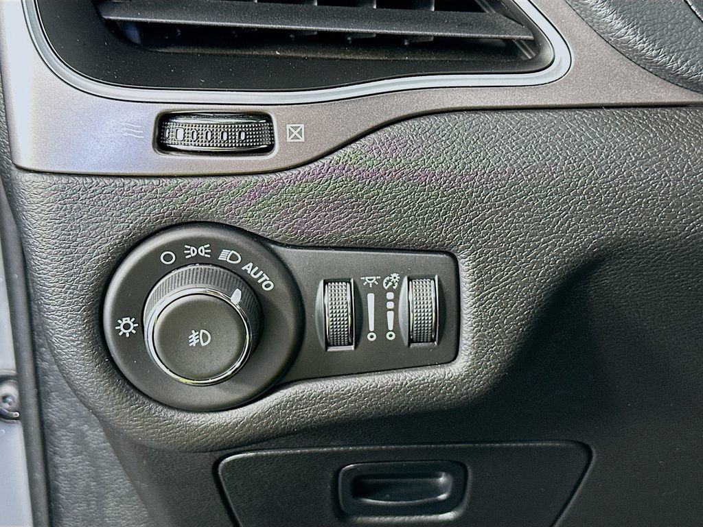 Used 2019 Jeep Cherokee Latitude Plus w/ Cold Weather Group image 10