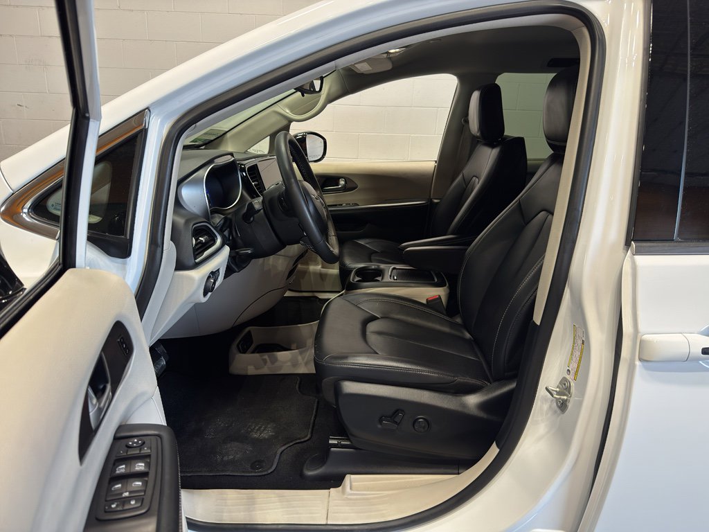Used 2024 Chrysler Pacifica Touring-L image 16