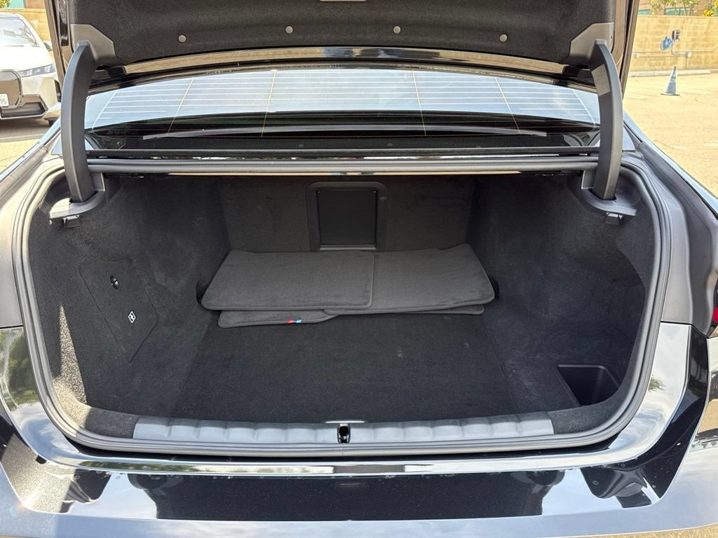 Certified 2024 BMW i7 eDrive50 w/ M Sport Package RWD image 16
