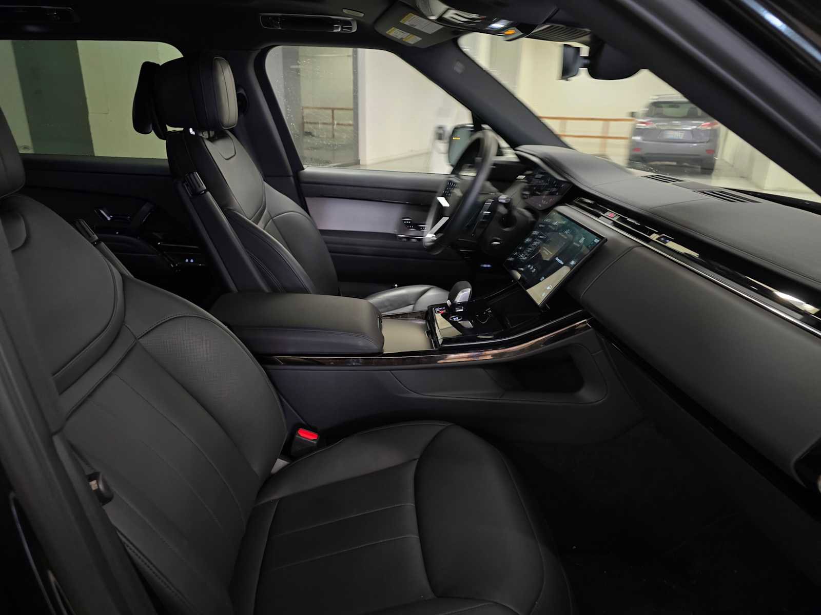 Used 2025 Land Rover Range Rover Sport SE image 12