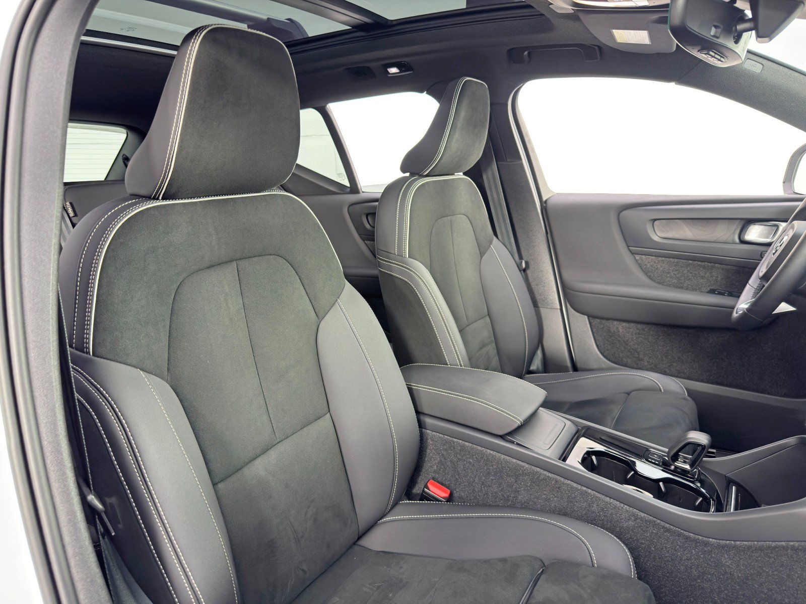 Used 2024 Volvo XC40 Recharge Plus w/ Protection Package Premier image 36