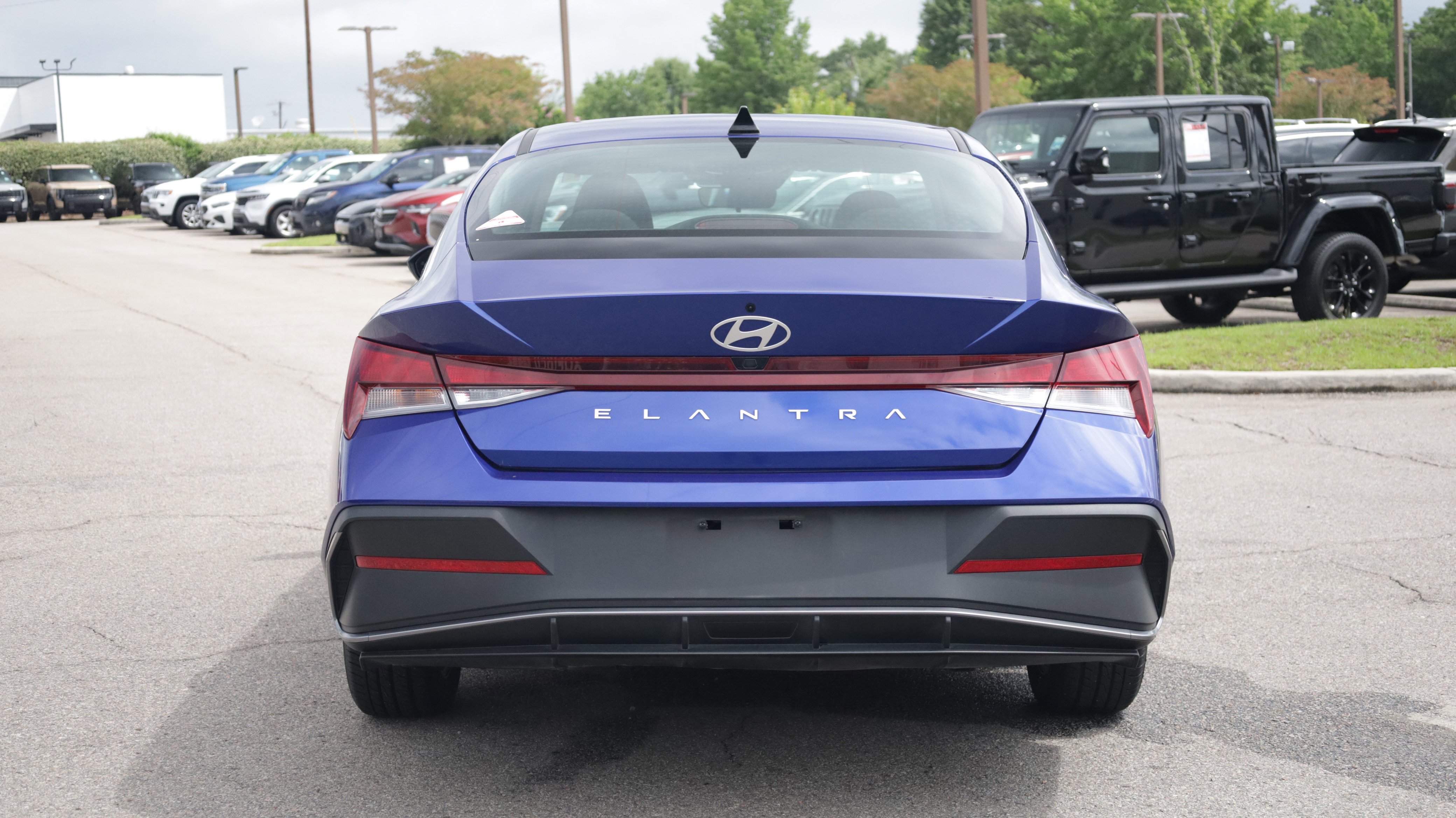 Used 2024 Hyundai Elantra SEL FWD image 3