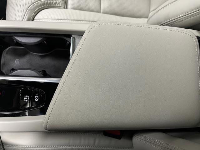 Used 2025 Volvo XC60 B5 Ultra w/ Protection Package Premier image 21