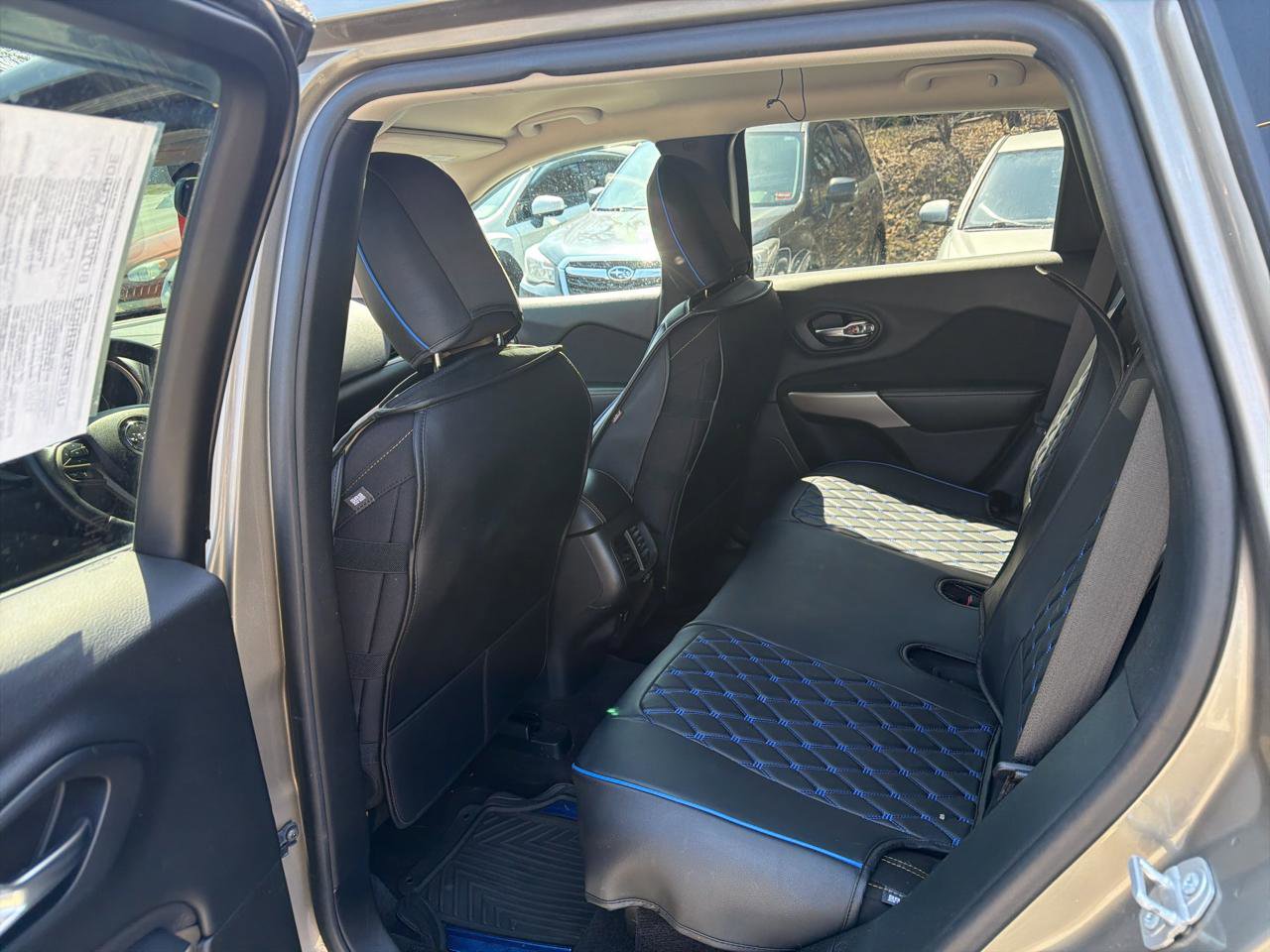 Used 2017 Jeep Cherokee Latitude w/ Cold Weather Group AWD/4WD image 8