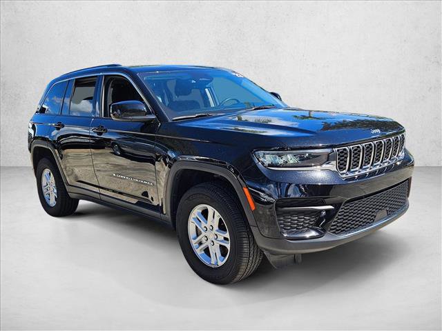 Used 2023 Jeep Grand Cherokee Laredo image 3