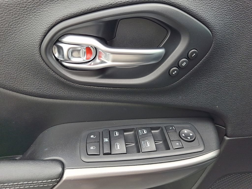 Used 2019 Jeep Cherokee Limited AWD/4WD image 15