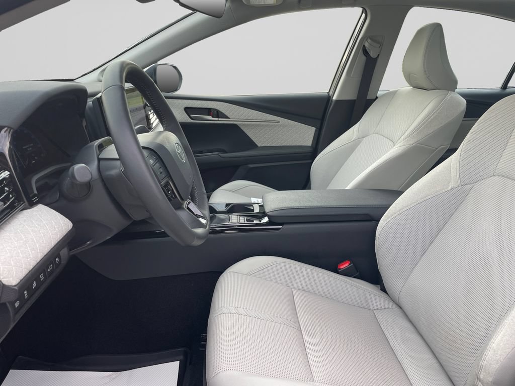 Used 2025 Toyota Camry XLE w/ Premium Plus Package AWD/4WD image 21