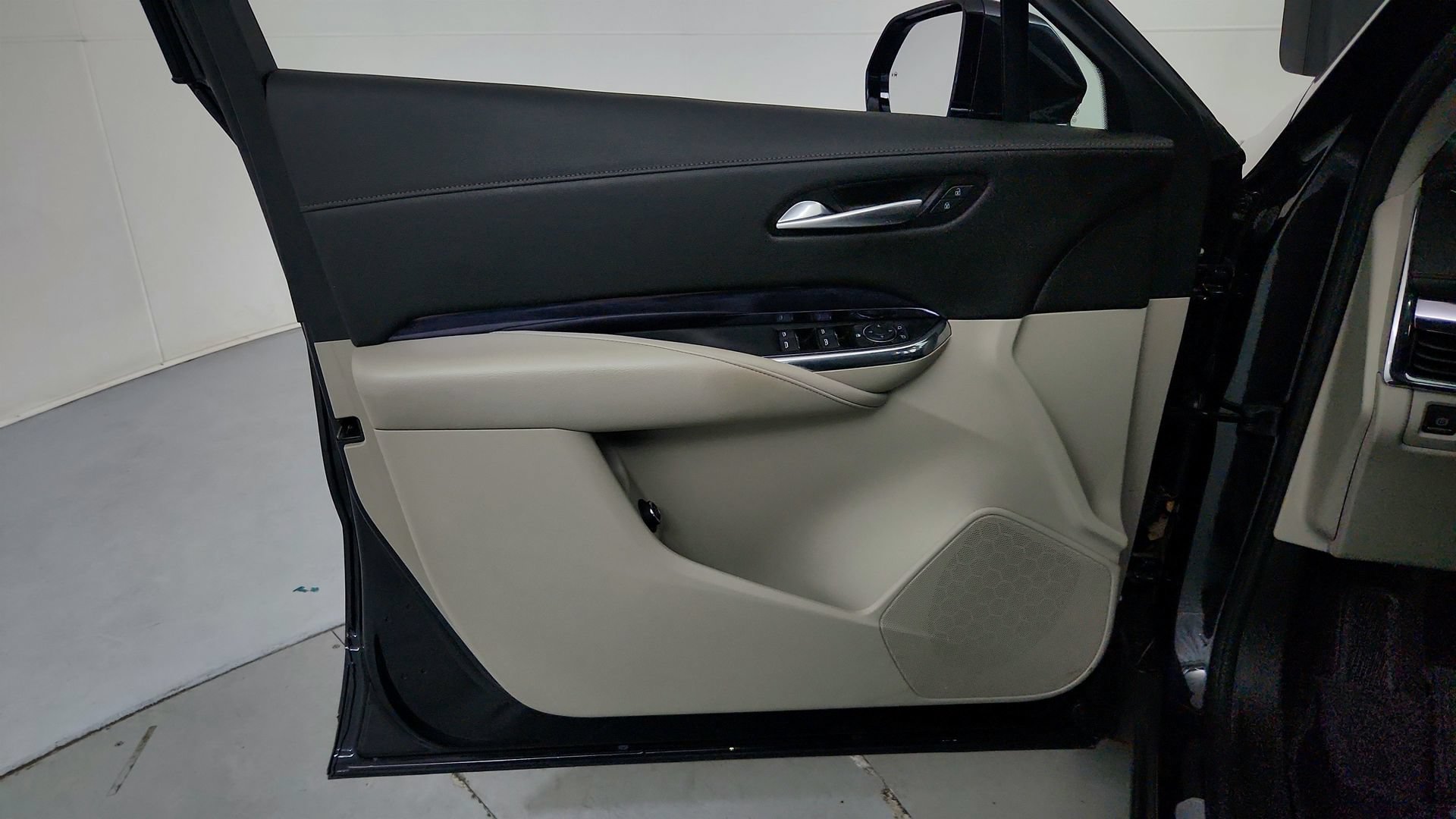 Certified 2023 Cadillac XT4 Luxury w/ Cold Weather Package FWD image 16