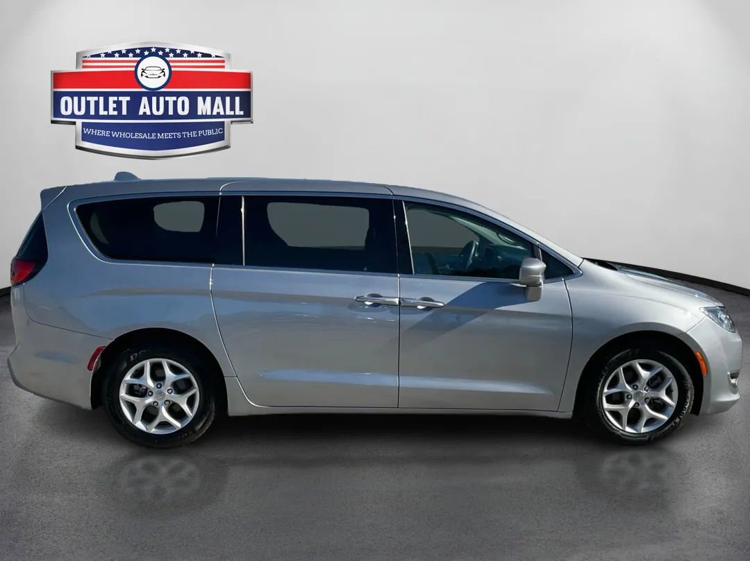 Used 2018 Chrysler Pacifica Touring Plus w/ Tire & Wheel Group image 2
