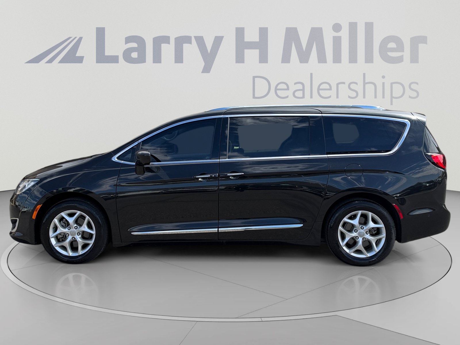 Used 2018 Chrysler Pacifica Touring-L w/ Advanced Safetytec Group FWD image 2