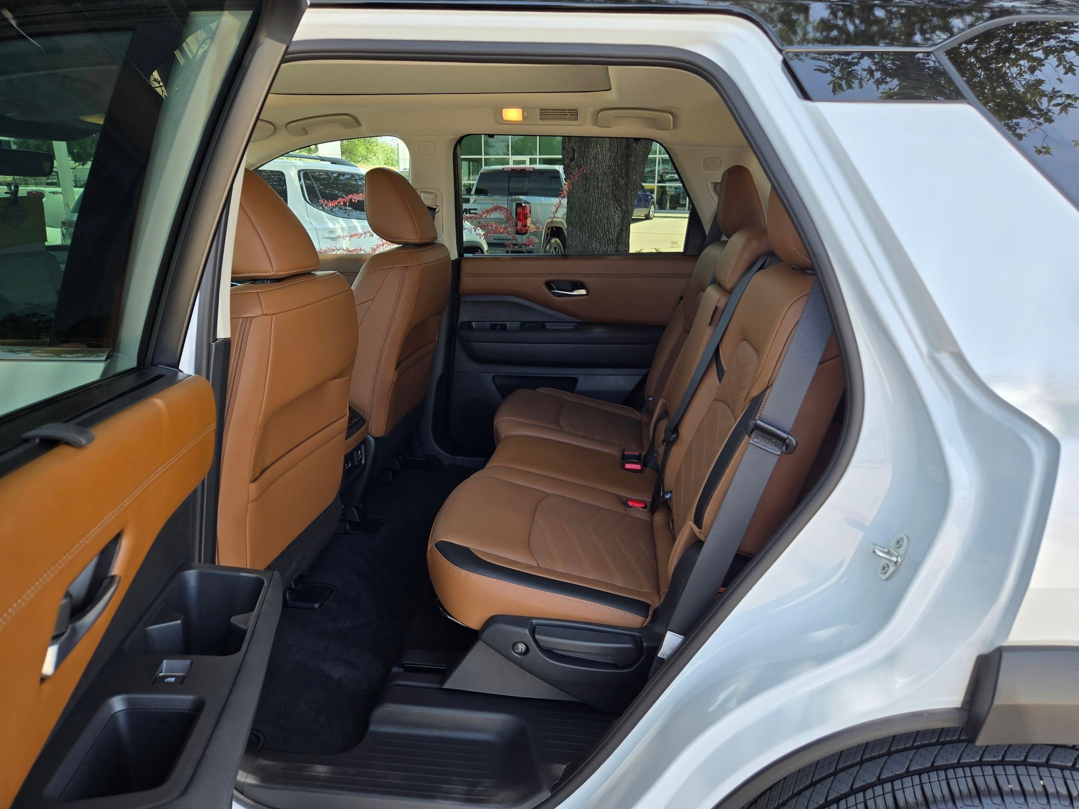 Used 2025 Nissan Pathfinder Platinum w/ Cargo Package FWD image 21