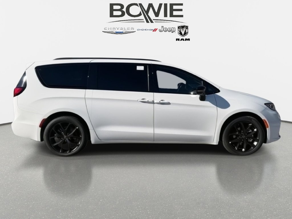 New 2026 Chrysler Pacifica Limited w/ Uconnect Theater Family Group FWD image 7