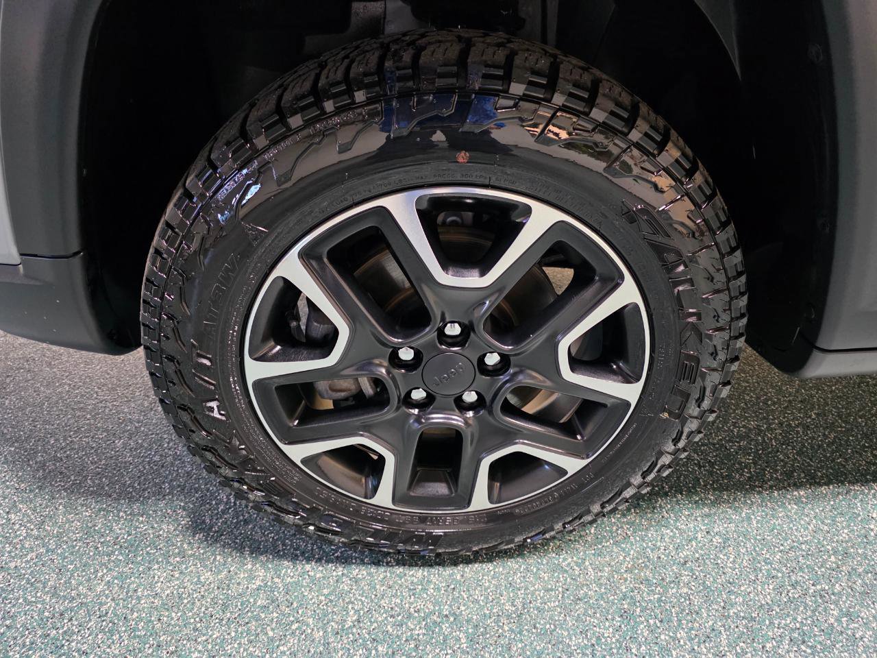 Used 2019 Jeep Compass Trailhawk w/ Leather Interior Group AWD/4WD image 12