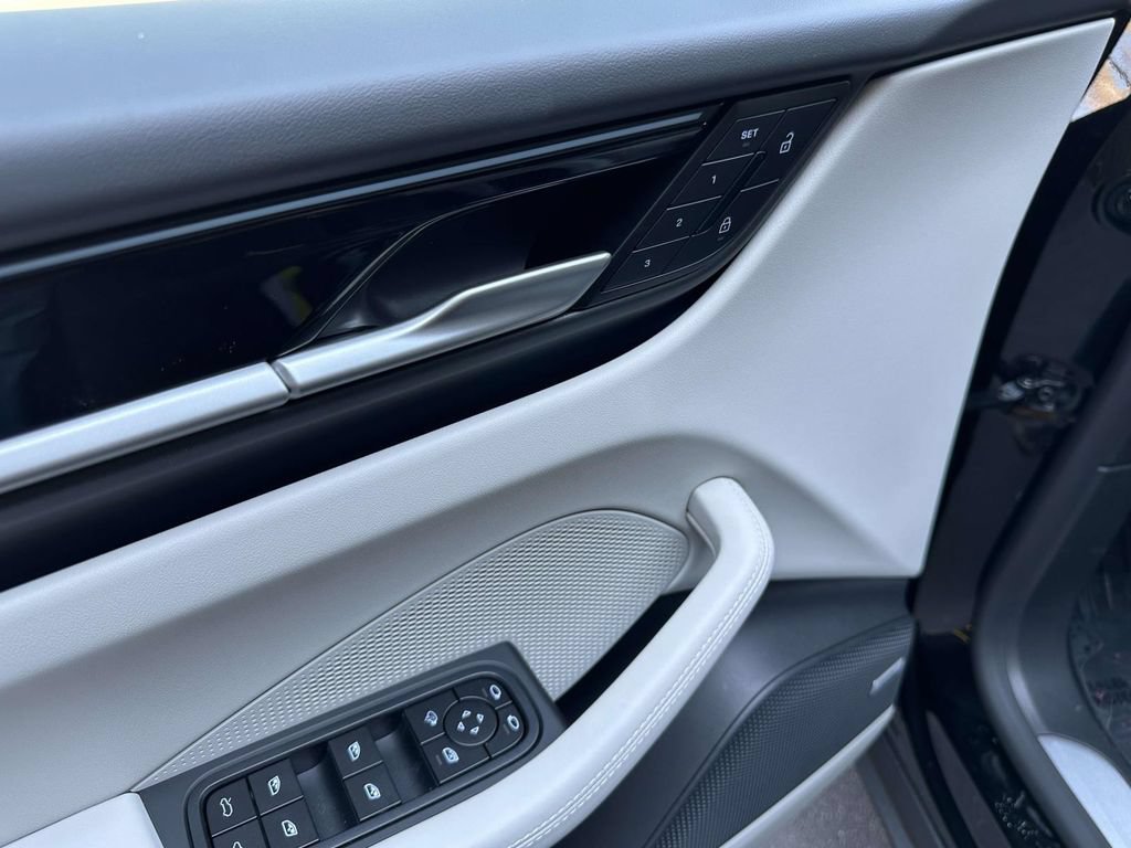 New 2026 Porsche Macan 4 Electric AWD/4WD image 19
