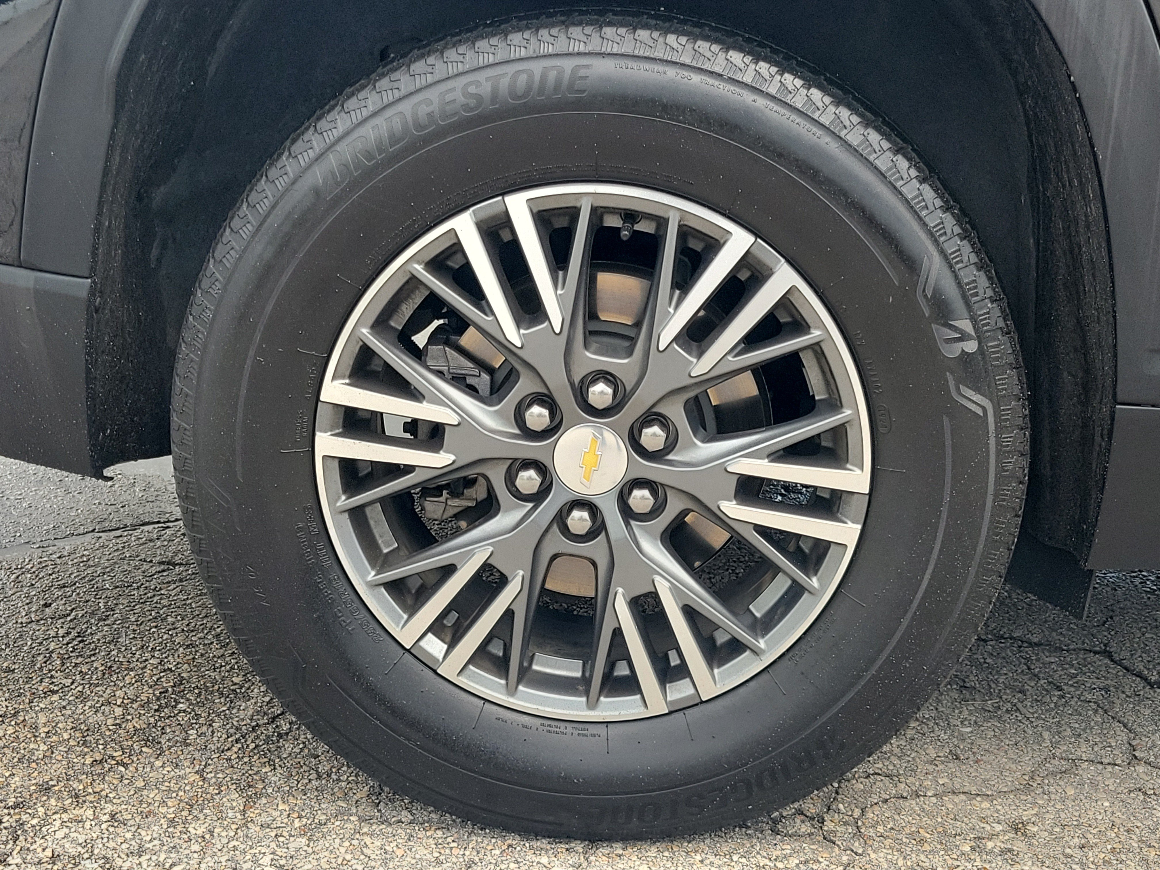 Used 2024 Chevrolet Traverse LT FWD image 2