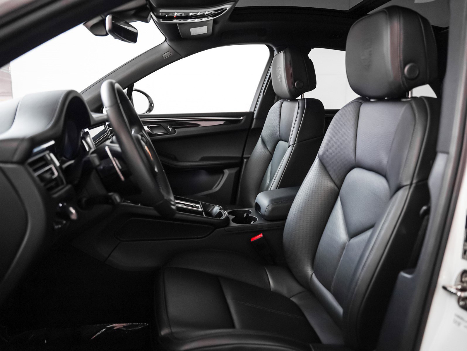 Used 2025 Porsche Macan Turbo image 5