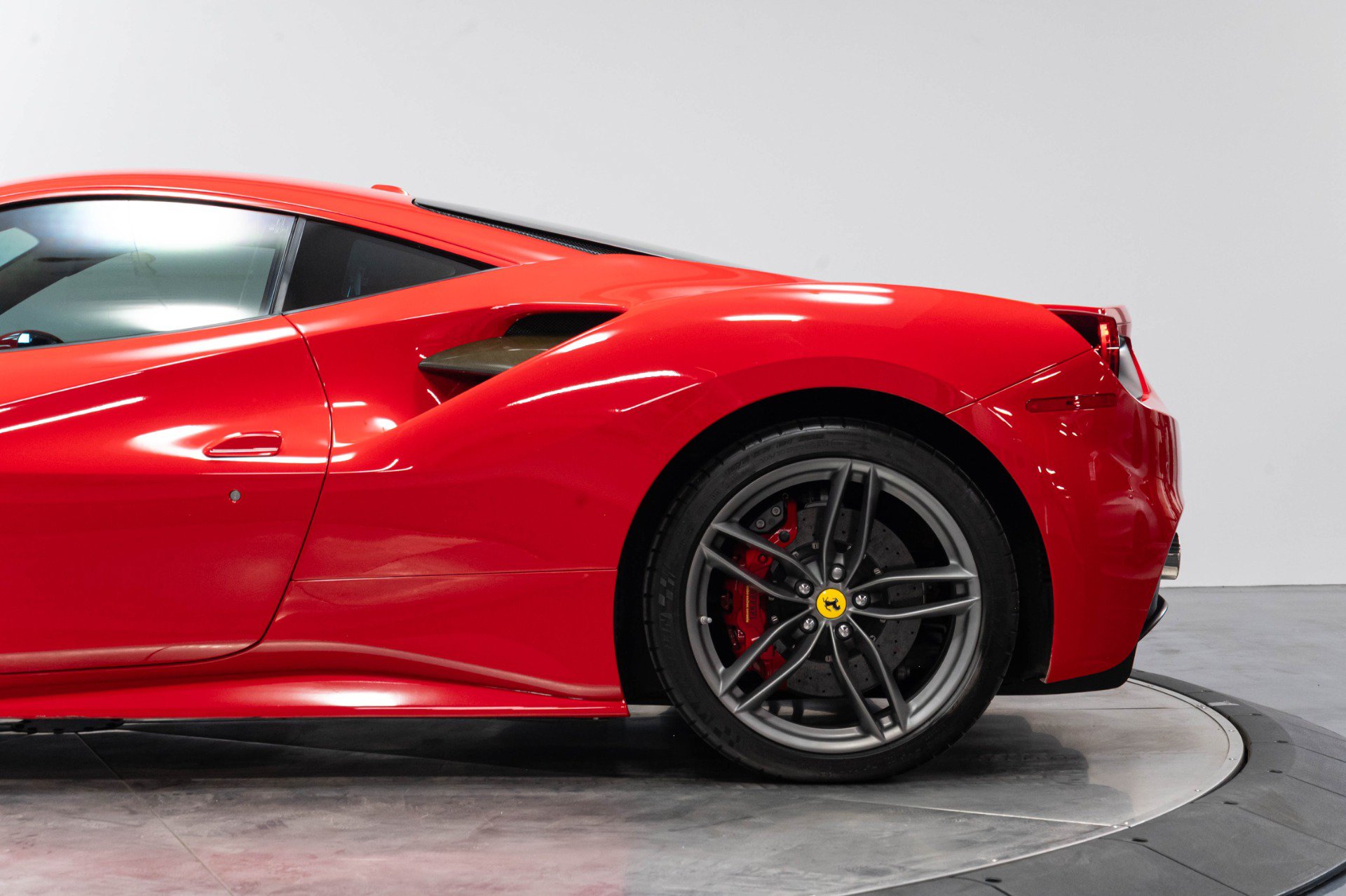 Used 2018 Ferrari 488 GTB RWD image 48