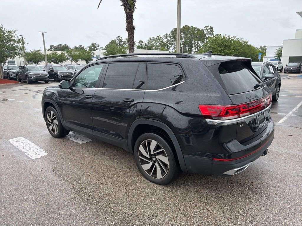 Used 2024 Volkswagen Atlas SE w/ Panoramic Sunroof Package FWD image 5