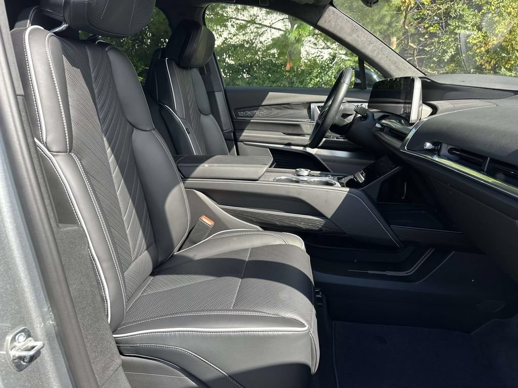 Certified 2026 Cadillac Vistiq Platinum w/ LPO, Floor Liner Package AWD/4WD image 7