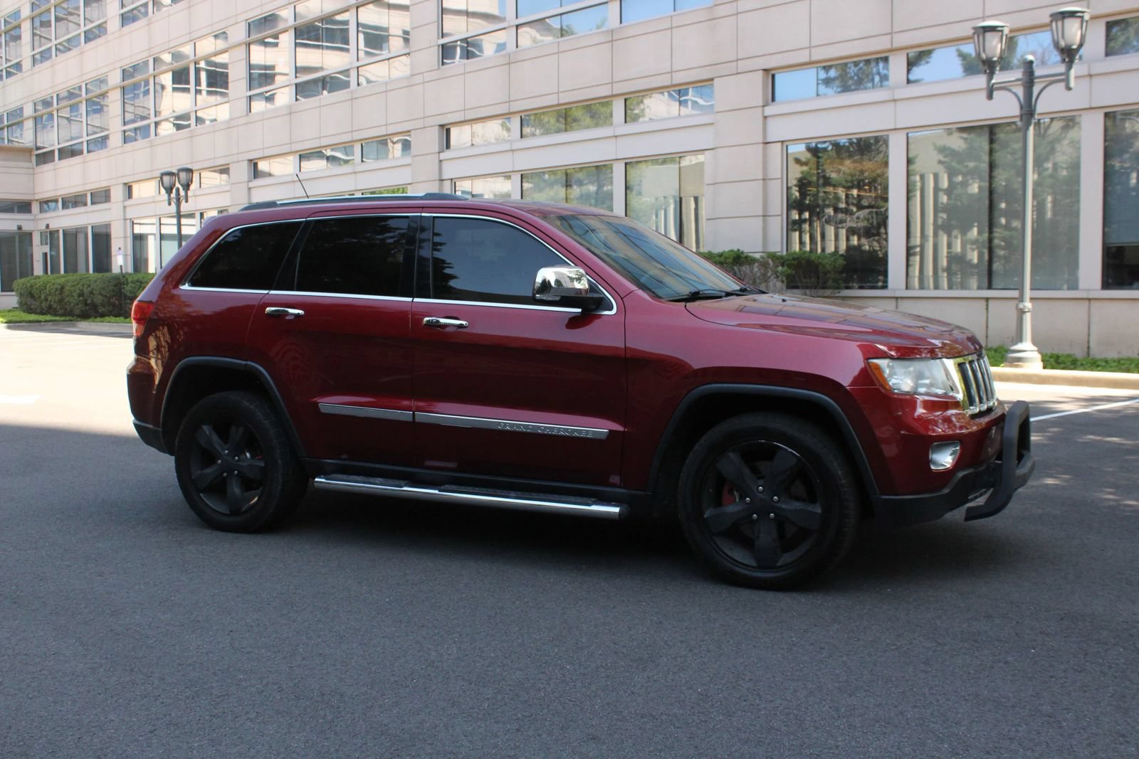 Used 2012 Jeep Grand Cherokee Limited w/ Luxury Group II AWD/4WD image 2