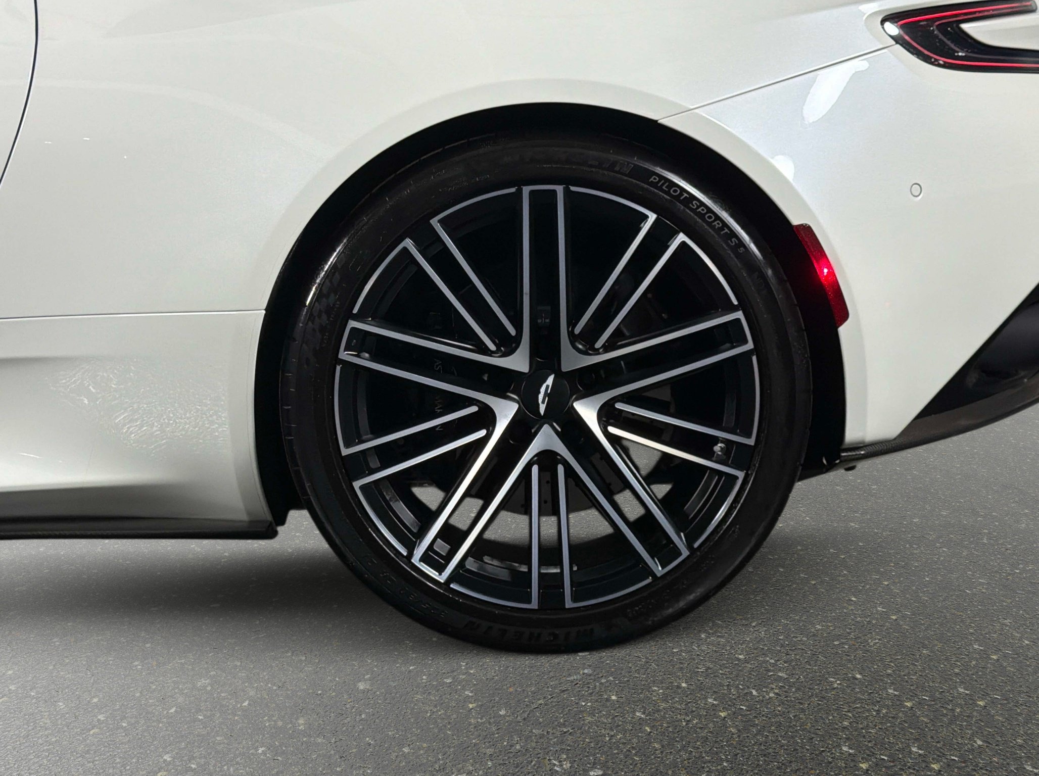 Used 2024 Aston Martin DB12 Coupe RWD image 14