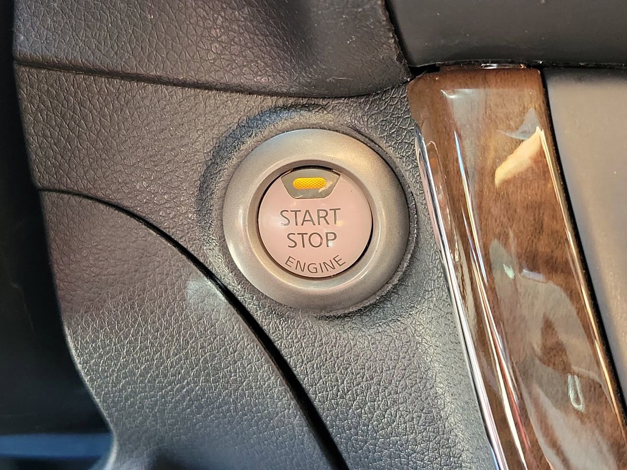 Used 2015 Nissan Sentra SL w/ Navigation Package FWD image 29