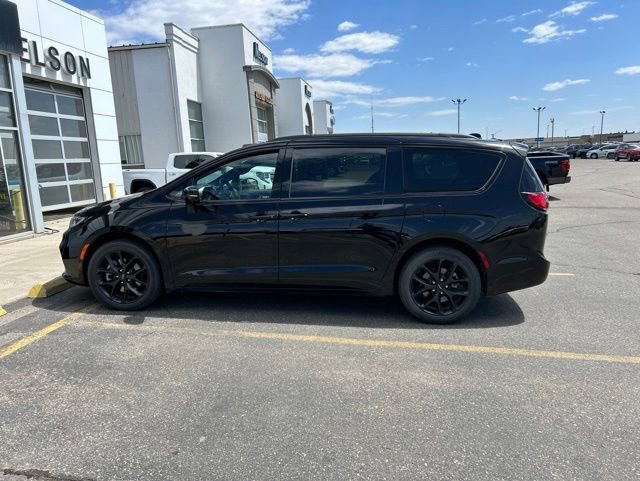Used 2025 Chrysler Pacifica Limited w/ Uconnect Theater Family Group AWD/4WD image 9