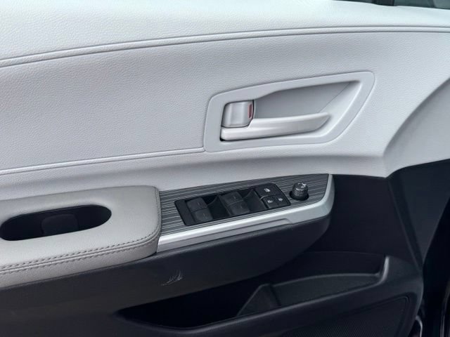 Used 2026 Toyota Sienna LE AWD/4WD image 11