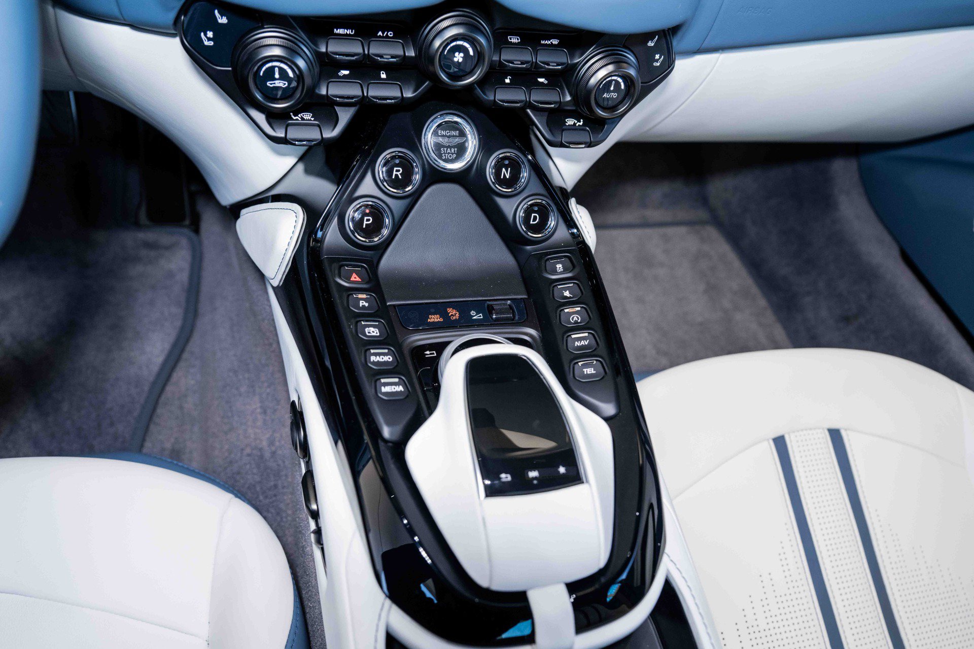 Used 2023 Aston Martin V8 Vantage Coupe RWD image 27