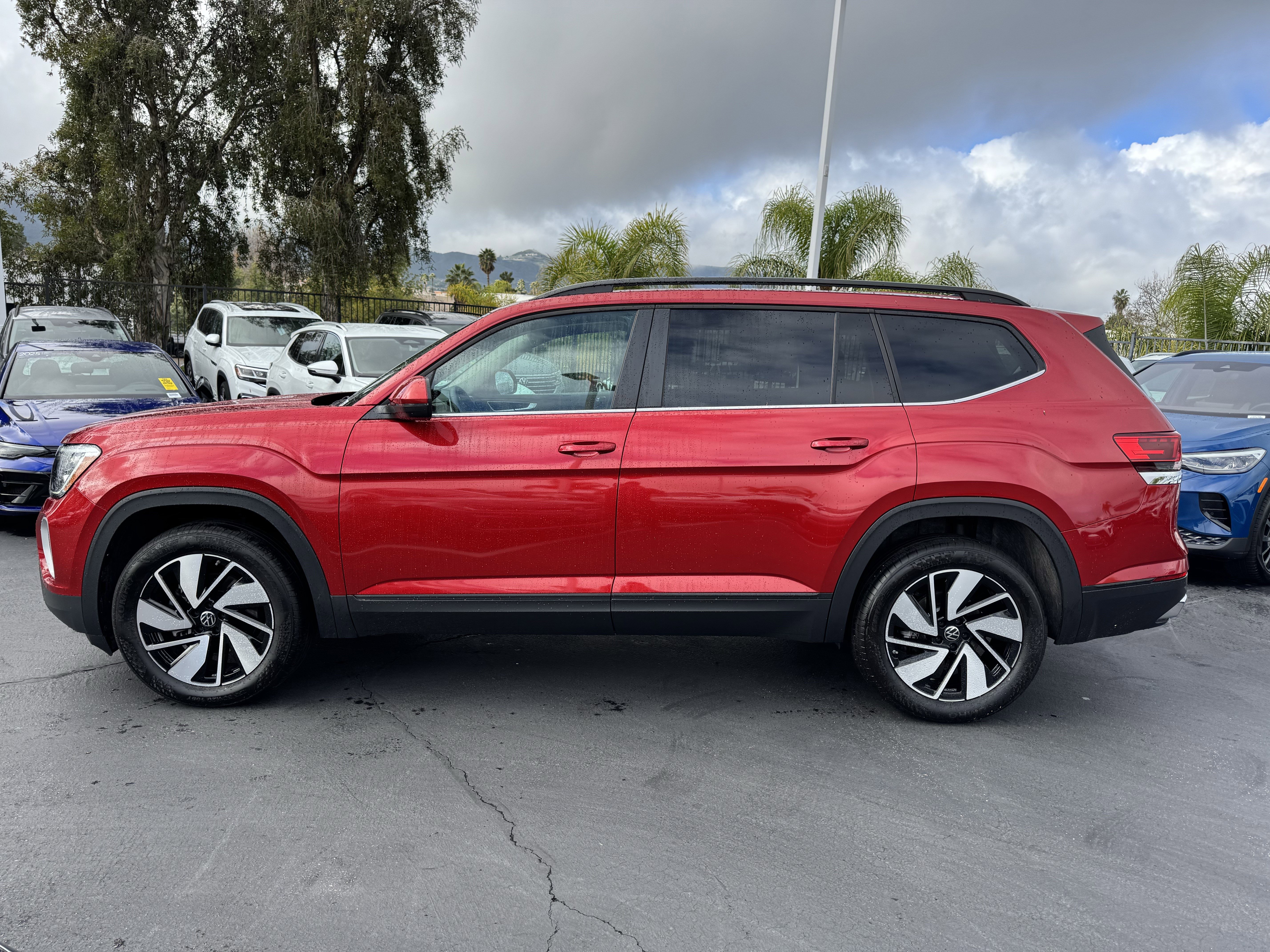 Used 2025 Volkswagen Atlas SE image 7