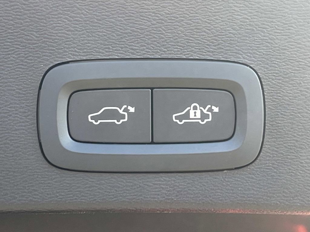 Used 2025 Volvo XC40 B5 Plus image 13