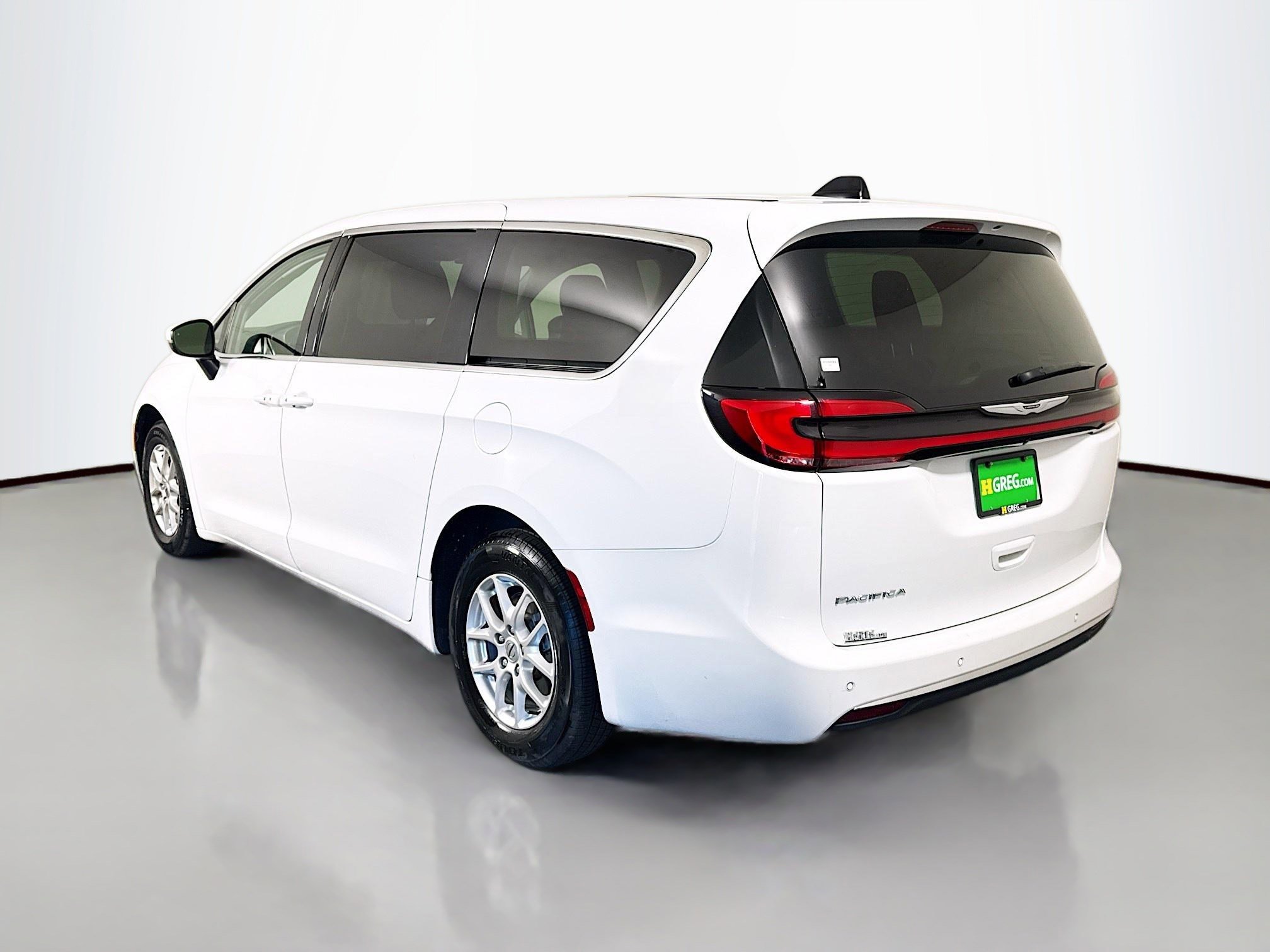Used 2023 Chrysler Pacifica Touring-L image 7