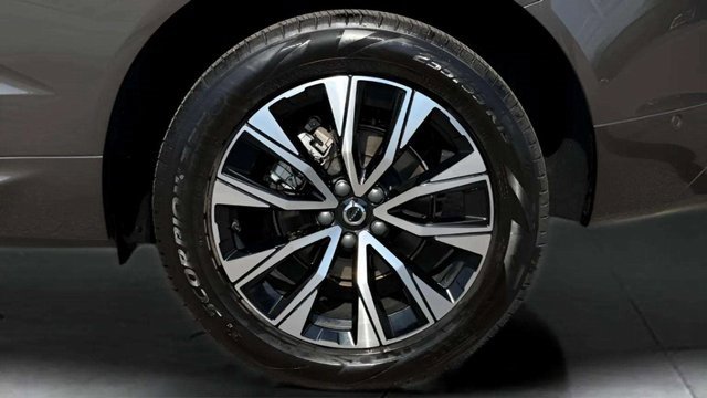 Used 2025 Volvo XC60 B5 Plus image 16