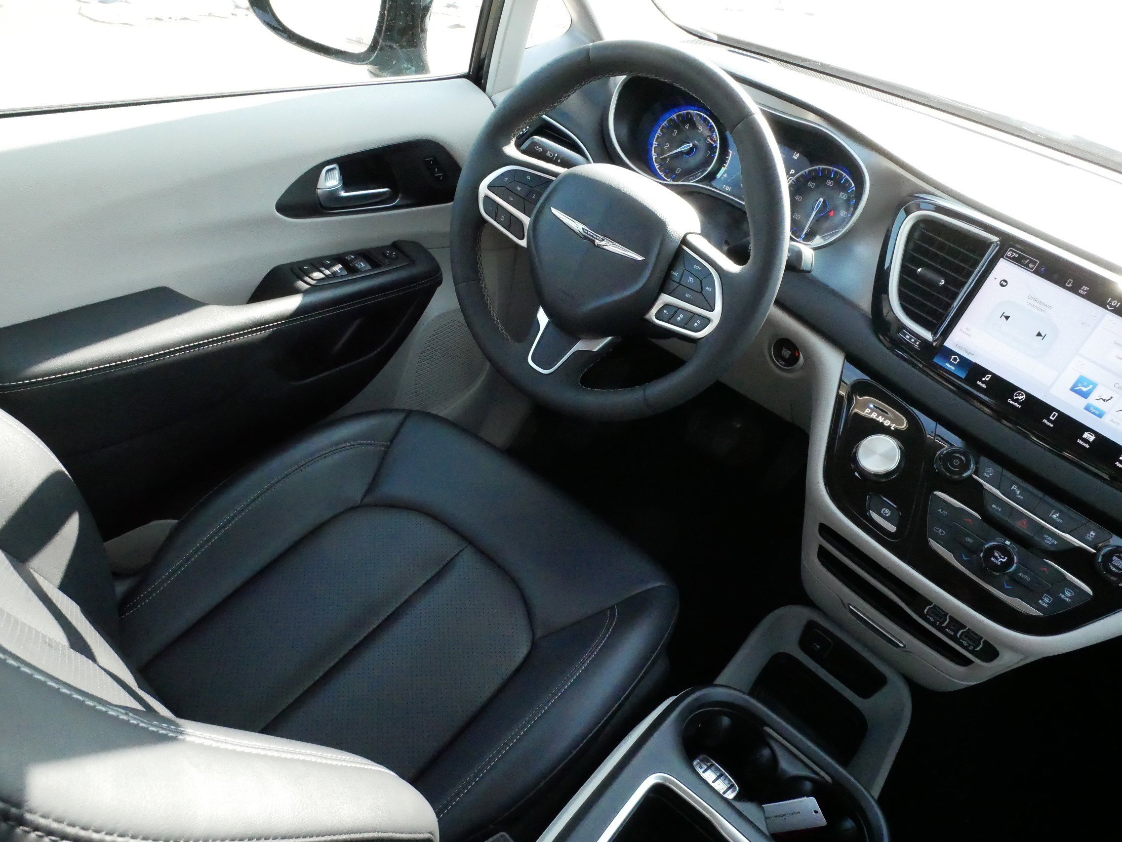 Used 2024 Chrysler Pacifica Touring-L image 9